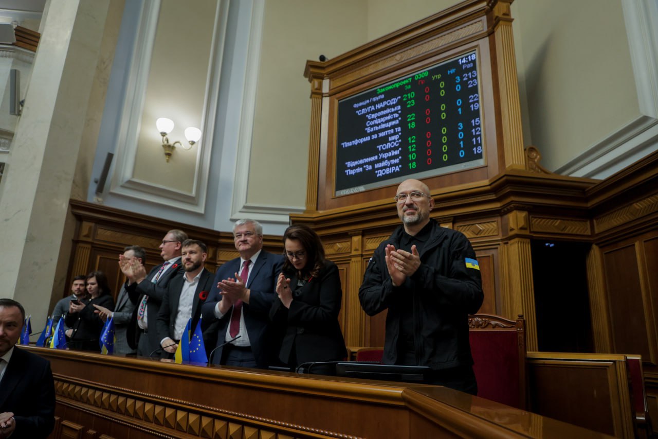 Прем’єр-міністр Денис Шмигаль подякував народним депутатам за ратифікацію угоди зі США про створення Інвестиційного фонду відбудови. Фото з Урядового порталу